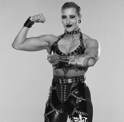 Goth Wrestler, Rhea Ripley Photoshoot, Muscular Woman Pose Reference, Strong Woman Reference, Buff Woman Reference, Woman Wrestler, Buff Woman, Reah Ripley, Rhea Ripley Wwe