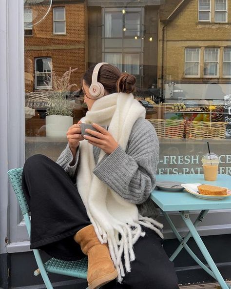 Winter Style Inspo Aesthetic, Chunky Scarf Aesthetic, Winter Pinterest Outfits, Aesthetic Looks Winter, Winter Inspo Aesthetic, Fashion Inspo Winter, England Aesthetic Outfit Winter, European Christmas Outfit, Fall Scarf Aesthetic