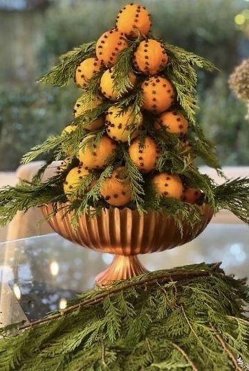 Clementine Christmas, Orange Pomanders, Williamsburg Christmas, Orange Christmas, Christmas Floral Arrangements, Christmas Idea, Christmas Interiors, Natural Christmas, Christmas Table Settings