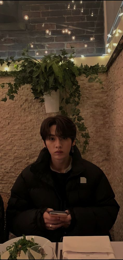 Stray Kids Fall Wallpaper, Kpop Fall Wallpaper, Fall Kpop Wallpaper, Leeknow Wallpaper Lockscreen, Lee Know Boyfriend Material, Leeknow Wallpaper, Straykids Lee Know, Lee Know Wallpaper, Mash Potatoes