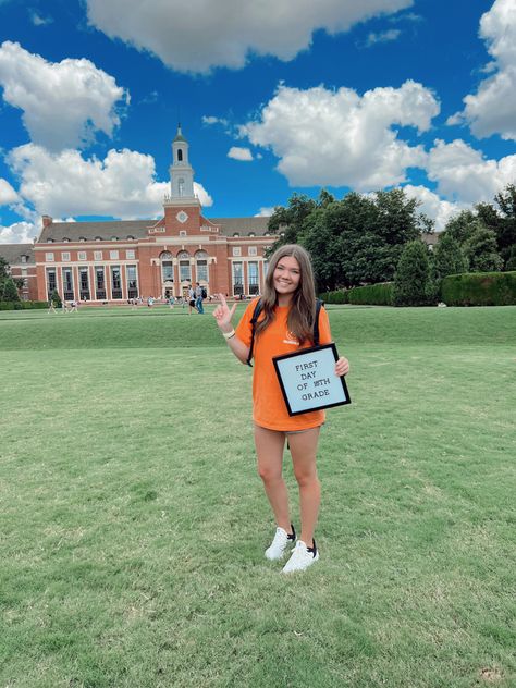 #college #collegesenior #senior #senioryear #firstdayofschool #lastfirstday #osu #okstate #oklahomastate #oklahomastateuniversity #gopokes #backtoschool #librarylawn First Day Of College Pictures, First Day Of Senior Year Pictures, Last First Day Of School, Senior Year Pictures, First Day Of College, College Pictures, School Picture, College Senior, Oklahoma State University