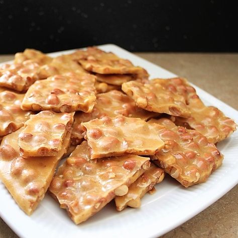 Trish Yearwood Recipes, Chex Snacks, Tricia Yearwood Recipes, Pecan Brittle, Homemade Peanut Brittle, Trisha Yearwood Recipes, Peanut Brittle Recipe, Raw Peanuts, Brittle Recipes