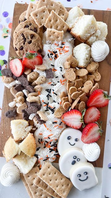 Buttercream Cookie Board, Buttercream Charcuterie Boards, Buttercream Frosting Boards, Halloween Icing Board, Halloween Cookie Charcuterie Board, Halloween Frosting Board, Icing Board Charcuterie, Buttercream Charcuterie Board Ideas, Thanksgiving Buttercream Board