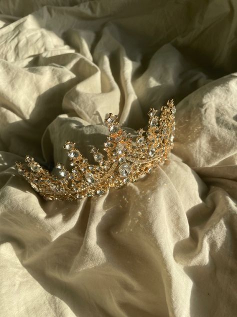 Quinceanera Crowns Gold, Crowns For Quinceanera, Sweet 16 Crowns, Quince Crowns, Quince Crown, Sweet 16 Outfits, Quince Themes, Quinceanera Tiaras, Quinceanera Themes Dresses