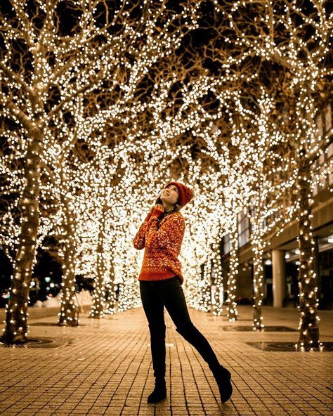 Christmas Lights Photoshoot, Christmas Light Photography, Christmas Fashion Photography, Christmas Instagram Pictures, Christmas In Nyc, New York City Christmas, Christmas Poses, Brookfield Place, Light Shoot