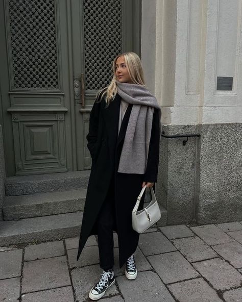 Linda Sintonen on Instagram: "🖤" White Ysl Bag, Minimal Casual Outfit, Ysl Hobo Bag, Ysl Hobo, White Hobo Bag, Hobo Bag Outfit, Style 2023, Work Life, White Bag