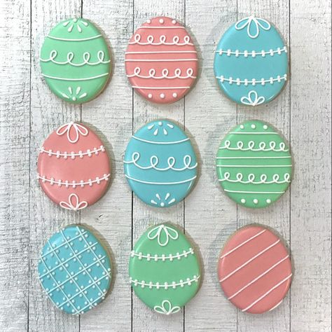 Cute Easter Cookies, Spring Royal Icing Cookies Decorating Ideas, Circle Easter Cookies, Simple Easter Cookies Decorated, Easter Cutout Cookies Decorating Ideas, Decorated Egg Cookies, Easter Cookie Decorating Ideas, Sugar Cookies Easter Decorating Ideas, Egg Royal Icing Cookies