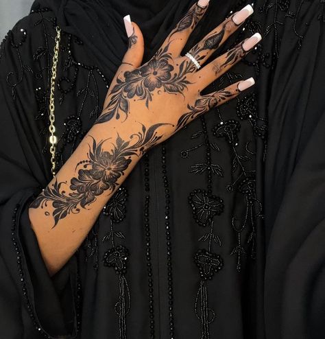 @hamanasdesign_ on IG Tattoo Like Mehandi Designs, Henna Tattoo Designs Arm, Henna Designs Back, Simple Mehandi, Cute Henna Designs, Tattoos Henna, Cute Henna Tattoos, Modern Mehndi, Henna Style Tattoos