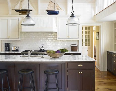 White upper, dark lower cabinets. Subway tile and marble Kitchen Cabinets Dark Bottom Light Top, Dark Lower Cabinets, Modern White Kitchen Cabinets, New England Kitchen, White Upper Cabinets, Nautical Kitchen, Wood Kitchen Island, Timeless Kitchen, Dark Kitchen