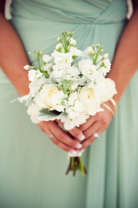 Simple Bridesmaid Bouquets, Purple Bridesmaid Bouquets, Small Bridesmaid Bouquets, Small Wedding Bouquets, Purple Flower Girl Dress, Bridesmaid Bouquet White, Wedding Mint Green, Boda Mexicana, Mint Wedding