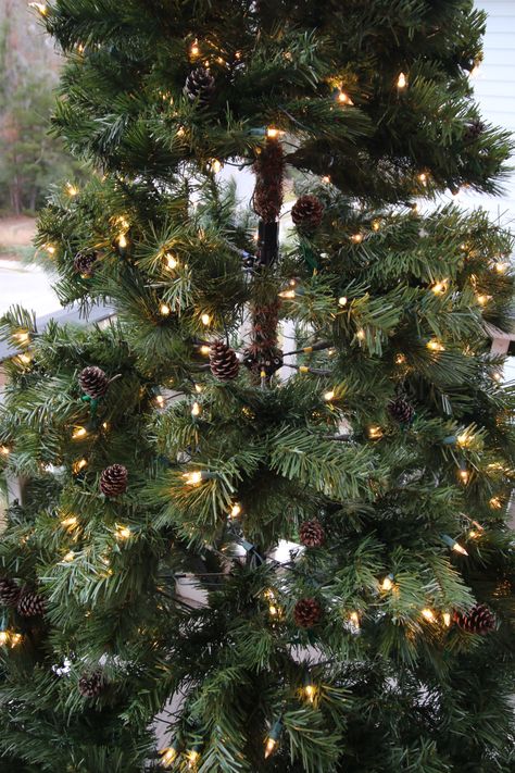 pine cones on a christmas tree Aesthetic Christmas Trees, Christmas Tree With Pine Cones, Decorate A Christmas Tree, Pine Cone Christmas Tree, Diy Pinecone, Inexpensive Christmas, Pinecone Ornaments, Cone Christmas Trees, Diy Plant Stand