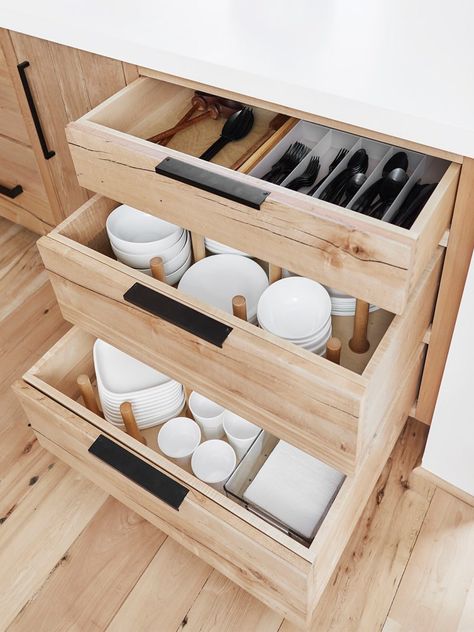 Best Kitchen Drawer Layout, Drawer Pegs For Dishes, Wine Glass Storage In Drawers, Kitchen Cabinet Drawer Organization, Mountain House Kitchen, Kitchen Cabinet Organization Ideas, Organizing Kitchen, Kitchen Organization Ideas, Small Kitchen Organization