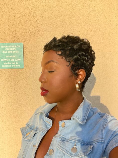 #pixiecut #pixiehair #blackwomenhairstyles #pincurls Pixie Cut With Curls, Pixie With Curls, Short Hair On Black Women, Makeup Short Hair, Black Women Pixie Cut, Woc Makeup, Women Pixie Cut, Finger Waves, Curly Pixie