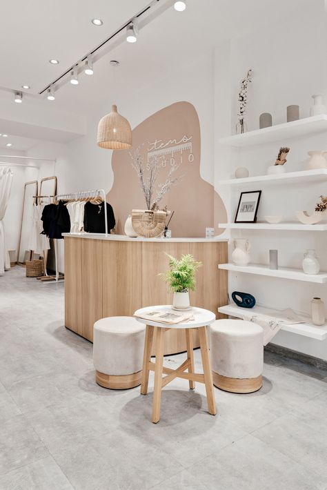 Small Showroom Design, Local Store Design, Minimal Boutique Interior, Neutral Store Interior, Scandinavian Shop Interior, Minimal Shop Design, Minimal Retail Design, Showroom Decoration Ideas, Boho Retail Store