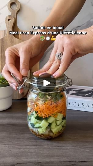 406K views · 2.2K reactions | TU CHERCHES DES IDEES RECETTE DE SALADE HEALTHY ? TESTE CELLE CI EN 

“Salade en bocal : le meal prep express d’une diététicienne pour manger sain 🥗⏱️💪”

Prépare ta salade dans un bocal en verre IKEA pour gagner un maximum de temps dans ton meal prep sans compromettre le gout et la fraicheur de tes aliments 

IGREDIENTS 

* Nouilles de riz pour le carburant 💪
* Concombre croquant concombre 🥒
* Carotte râpées pour la bonne mine 🥕
* Poulet grillé pour les protéines🍗
* feuilles de coriandre ou menthe pour la saveur🌿

Pour la vinaigrette :
* 1 CS d’Huile de sésame pour une touche d’arôme délicieuse 😋
* 2 CS de Vinaigre de cidre, alcool ou riz pour une acidité équilibrée 
* 2CS de Sauce soja pour une note salée 🥢
* 1 CC de Sucralose pour une touche de douc Meal Prep, Tes