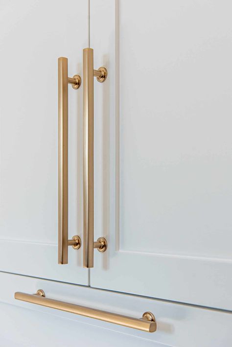 Gold Fridge Handles, White Wardrobe Gold Handles, Gold Cabinet Handles Kitchen, White Gold Wardrobe, Gold Handles Kitchen Cabinets, White Kitchen Brass Hardware, White Kitchen With Gold Hardware, Faux Wood Floors, Cabinet Handle Ideas