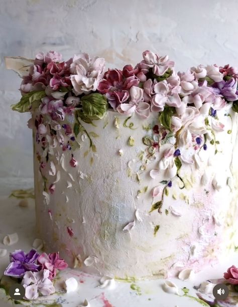 Chocolate Cake With Pink Flowers, Piped Flower Cake, Painted Floral Cake, Artsy Cake, Confectionary Art, Painting Cake, Biscuit Decoration, Piping Flowers, Beautiful Cake Designs