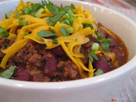 A hint of cinnamon and dark beer gives this chili a distinctive taste. Try using Negra Modelo dark beer from Mexico. Since this makes a big batch, it's perfect for a party or game-day tailgating! Emeril Chili Recipe, Texas Chili Recipe, Emeril Recipes, Emeril Lagasse Recipes, Texas Chili, Pumpkin Chili, Emeril Lagasse, Chilli Recipes, Potluck Dishes