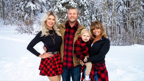 Red buffalo plaid Holiday Photos Red Flannel Family Pictures, Buffalo Plaid Family Pictures, Buffalo Plaid Family Pictures Outfits, Plaid Family Pictures Outfits, Plaid Family Photos, Red Plaid Outfit, Diy Christmas Photoshoot, Christmas Photos Outfits, Portrait Outfits