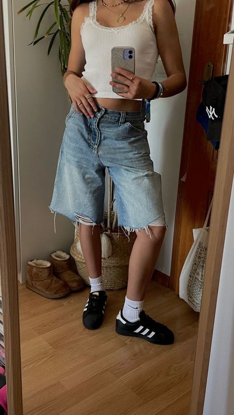 Baggie Shorts Outfit, Baggy Jeans Shorts Outfit, Baggy Jean Shorts Outfit, Jorts Womens Fit, Long Shorts Outfits Women, Long Jean Shorts Outfit, Bermuda Shorts Outfit, Summer Casual Outfits, Jorts Outfit