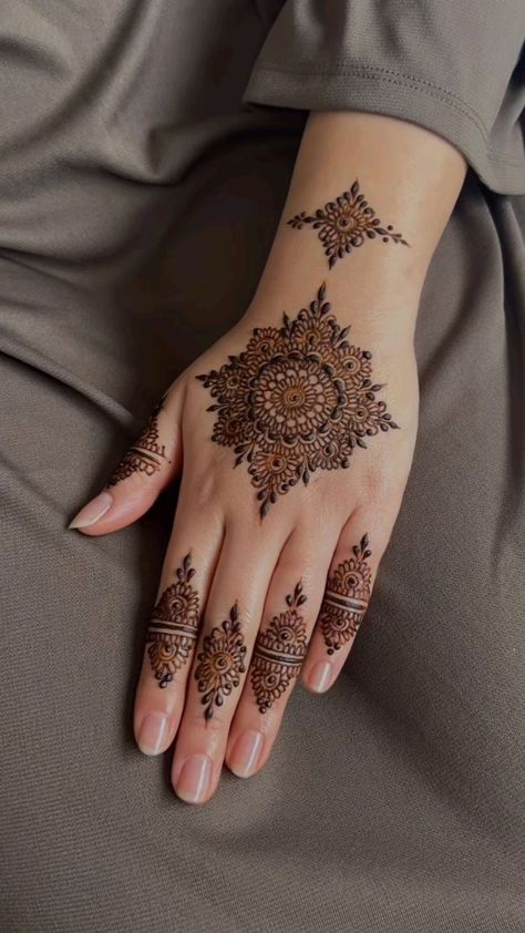 Detailed mehndi design on fingers | finger mehndi for girls #mehndidesign #fashion #mehndiart Mehndi Design On Fingers, Bridal Henna Designs Unique, Detailed Mehndi, Mehandi Desine, Finger Mehndi Style, Bride Mehendi, Mehndi Design Bridal, Aesthetic Mehndi, Finger Mehndi