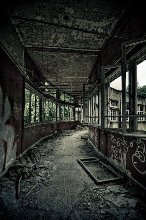 Hospital Aesthetic, Apocalypse Aesthetic, Post Apocalyptic Art, Abandoned Hospital, Abandoned House, Have Inspiration, Abandoned Mansions, Urban Exploration, Abandoned Buildings