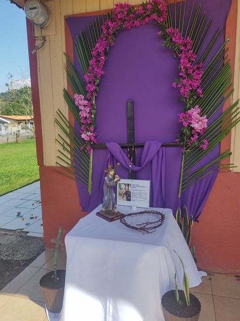 Ideas para hacer un altar para viacrucis Altar Para La Virgen Ideas En Casa, Nativity Scene Display, Church Easter Decorations, Catholic Decor, Palm Sunday, Easter Cross, Minecraft Tutorial, Holy Week, Easter Sunday