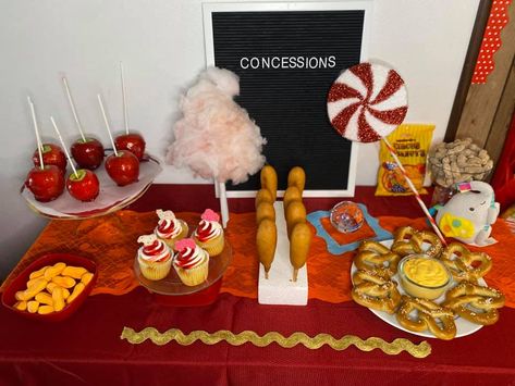 Theme party, food for our circus halloween. Concession stand inspired Creepy Carnival Food, Halloween Carnival Food, Carnival Concession Stand Ideas, Scary Circus Theme Party, Carnevil Halloween Party, Carnevil Halloween, Vampire Halloween Party, Clowns Halloween Decorations, Cute Halloween Food