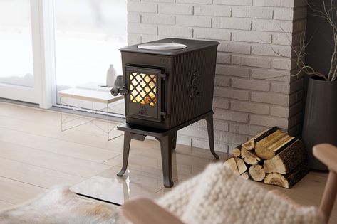 Jøtul F 602 ECO – a small wood-burning stove with a great personality Small Wood Burning Stove, Fireplace Heat, Old Stove, Wood Insert, Cast Iron Stove, Pellet Stove, Into The Woods, Cross Patterns, Wood Burning Stove