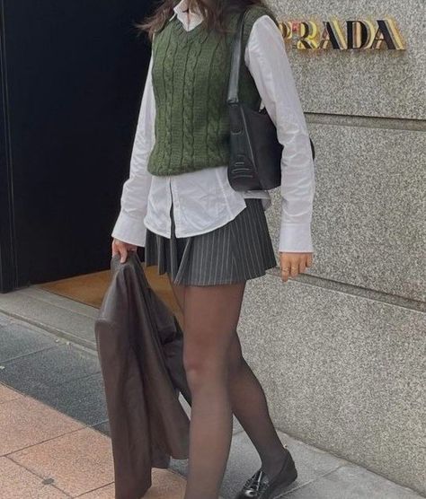 Green Christmas Outfit Aesthetic, Green Academia Outfit Aesthetic, Light Academia Green Outfits, Black And White Academia Outfits, Preppy Outfits Green, Dark Academia Green Outfit, Preppy Green Outfit, Green Dark Academia Outfit, Sage Green Blazer Outfit