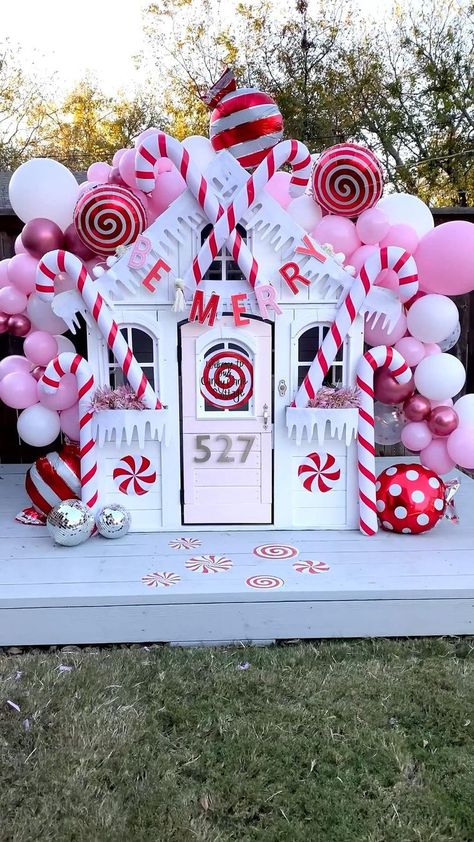 Christmas Playhouse, Christmas Parade Floats, Candy Decorations Diy, Pinterest Christmas, Gingerbread Christmas Decor, Candy Land Christmas Tree, Christmas Float Ideas, Christmas Gingerbread House, Christmas Decorations Diy Outdoor