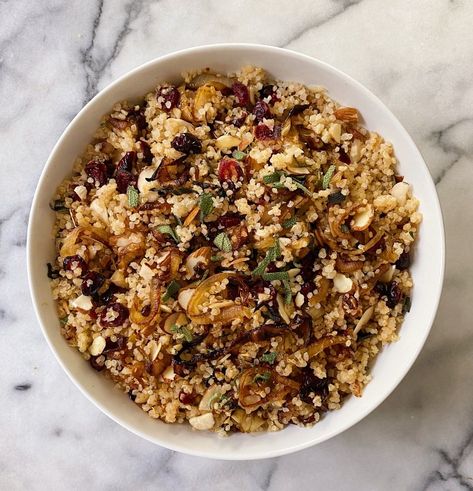 Autumn Quinoa Salad with Caramelized Onions, Dried Cranberries & Sage – healthyGFfamily.com Fall Quinoa Salad Recipes, Autumn Salad Dressing, Autumn Quinoa, Fall Quinoa Salad, Fall Quinoa, Cranberry Quinoa Salad, Veggie Pasta, Quinoa Salad Recipes, Lunch Bowl