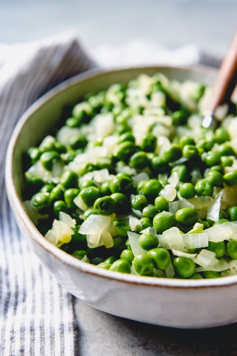 This easy Italian Peas recipe is simple and quick for a weeknight dinner but special enough to serve with your holiday meal.  Fresh or frozen peas get a flavor boost from chopped onions and garlic in this wonderful, simple side dish. Italian Peas, Fresh Peas Recipe, Fresh Pea Recipes, Beef Kabob Marinade, Peas Recipes, Recipes For Easter, Fresh Peas, Easy Vegetable Side Dishes, Peas Recipe