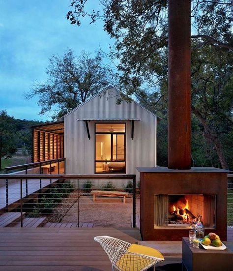 2001 Odyssey Residence in Wimberley, Tex Outdoor Living Porch, Cottage Extension, Porch House, Lake Flato, Residential Design, Residential Architecture, Ranch House, A House, Exterior Design