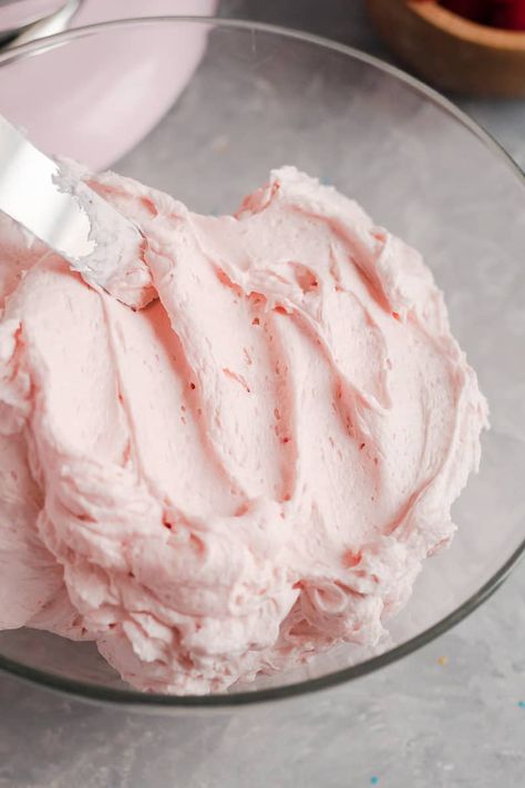 Raspberry Buttercream Frosting, Frosting Cake, Frosting Recipes Easy, Raspberry Buttercream, Frozen Raspberries, Cake Frosting Recipe, Homemade Frosting, Chocolate Buttercream Frosting, Vanilla Buttercream Frosting