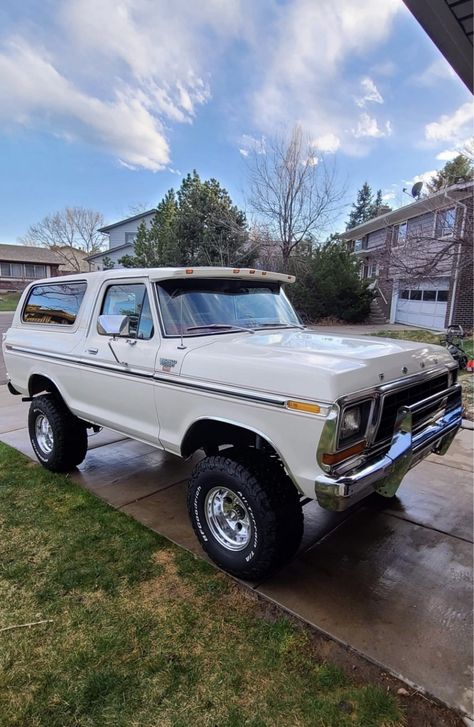 Old Ford Bronco, Bronco Ford, 1979 Ford Bronco, Ford Suv, Bucking Bronco, Classic Ford Trucks, Ford Lincoln Mercury, Ford Pickup Trucks, Old Fords