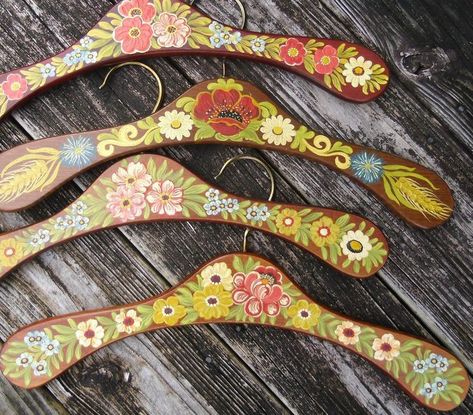 Wooden Hangers Ideas, Coathanger Art, Decorated Clothes Hangers, Painted Hangers, Best Clothes Hangers, Hanger Art, Wooden Coat Hangers, Hanger Crafts, Wood Clothes