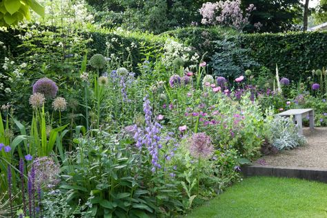 Zelf je border ontwerpen: kies de beste borderplanten - Homeandgarden.nl English Country Gardens, Have Inspiration, Landscape Architects, Backyard Garden Design, Garden Borders, A Hill, Gorgeous Gardens, Landscaping With Rocks, Garden Cottage