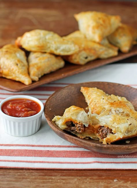 These Taco Puff Pockets are golden flaky pastry layers with seasoned beef and sharp cheddar cheese for just 142 calories or 5 Weight Watchers SmartPoints! Taco Puffs, Taco Pockets, Pockets Recipe, Emily Bites, Ww Freestyle, 5 De Mayo, Flaky Pastry, Puff Pastry Recipes, Juicy Tomatoes