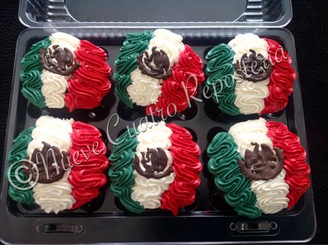 Cupcakes independencia México Cupcakes Mexicanos, Mexican Fiesta Cake, Mexican Fiesta Birthday Party, Fiesta Cake, Mexican Fiesta Party, Fiesta Birthday Party, Quinceanera Decorations, Tuna Salad Recipe, Mexican Party Theme