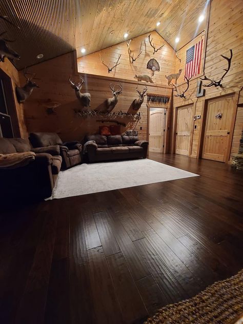 Western Hunting Living Room, Mens Hunting Room, Hunting Living Room, Party House Ideas, Trophy Rooms Hunting, Boys Room Ideas Teenagers, Crazy House Ideas, Hunting Room Ideas, Cozy Cabin Living Room