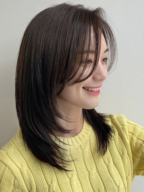 shoulder length layered cut with side bangs Japanese Medium Haircut, Japanese Haircut Women, Short Korean Hairstyles For Women, Japanese Hairstyle Medium, Haircuts Straight Hair Medium, Japanese Haircut Medium, Korean Hairstyle Medium, Korean Haircut Medium, Hair With Waves