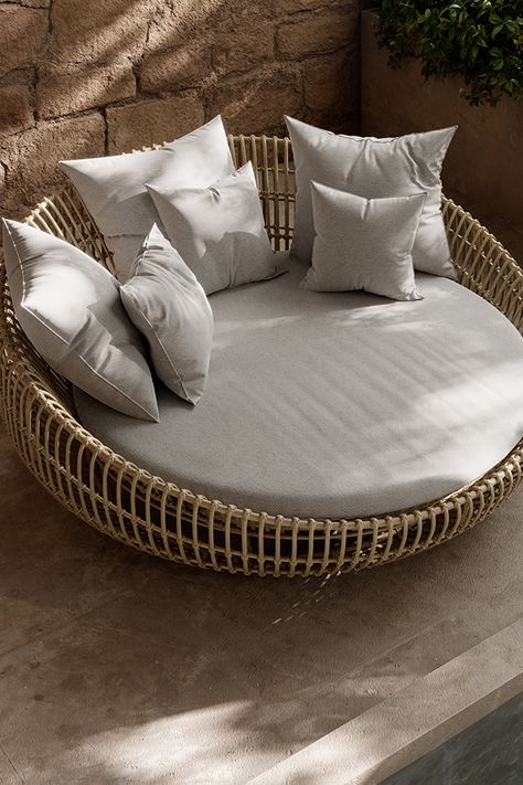 Rattan Daybed Outdoor, Garden Daybed Ideas, Round Outdoor Sofa, Outdoor Round Daybed, Exterior Daybed, Round Day Bed, Pool Daybed, Outdoor Day Bed, Daybed Outdoor