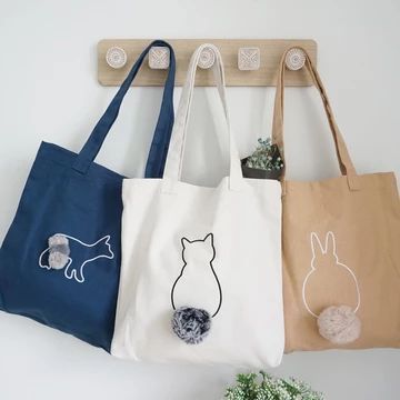 Fluffy Tote Bag, Diy Tote Bag Design, Backpacks Women, Handpainted Tote Bags, Projek Menjahit, Canvas Bag Design, Sacs Tote Bags, Sac Diy, Diy Bag Designs