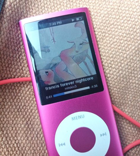 Ipod Touch Aesthetic, 2000s Ipod Aesthetic, Ipod Aesthetics, Ipod Aesthetic, Pink Ipod, Swimming Senior Pictures, Ipod Classic, Retro Gadgets, Music Recommendations