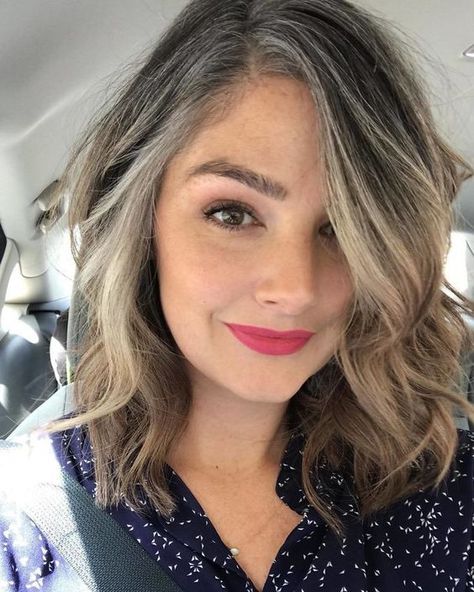 Grey Hair Young, Grey Hair Inspiration, Gray Hair Growing Out, Natural Gray Hair, Transition To Gray Hair, Blending Gray Hair, Gray Hair Highlights, Going Gray, Penteado Cabelo Curto