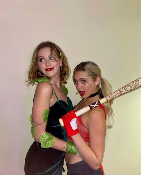 Sapphic Couple Costume, Sapphic Halloween Costumes, Gay Halloween Costumes Women, Lesbian Costume Ideas, Wlw Costumes, Lesbian Halloween Costumes, Emma Garner, Poison Ivy And Harley Quinn, Red Head Halloween Costumes