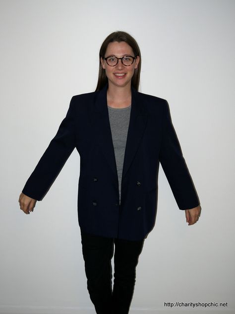 How to resize blazer Blazer Alterations Diy, Coat Refashion, Young Professional Outfits, Ideas For Recycling, Hot Topic Clothes, Upcycle Clothing, Sewing Alterations, Scene Outfits, Recycled Clothing