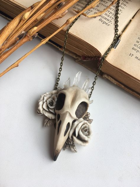 Pagan raven crow skull crystal pendant, polymer clay jewelry, Halloween raven skull necklace, OOAK Pendant made from polymer clay with using raw quartz crystals. Crow Pendant Necklace, Goth Polymer Clay Jewelry, Goth Polymer Clay, Clay Skull, Clay Necklace Ideas, Modelling Clay, Fimo Halloween, Crow Jewelry, Crow Pendant