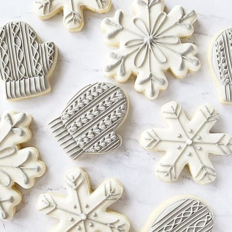 Christmas Cookies Design Ideas, Snow Cookies Decorated, White Christmas Cookies, Holiday Sugar Cookies Decorated, Winter Wonderland Sugar Cookies, Winter Decorated Cookies, Snowflake Cookies Royal Icing, Winter Royal Icing Cookies, Winter Sugar Cookies Decorated